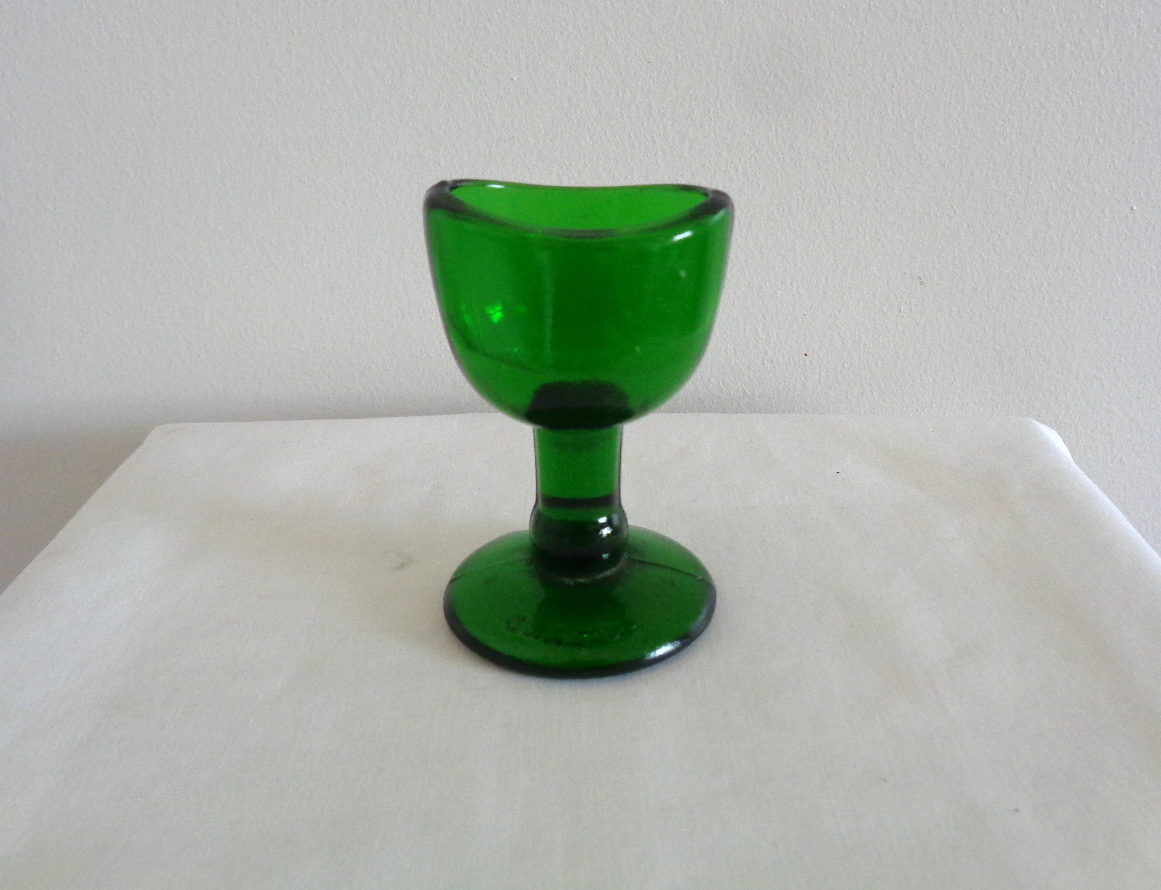 1920s Woods Brothers Green Glass Eye bath Cup