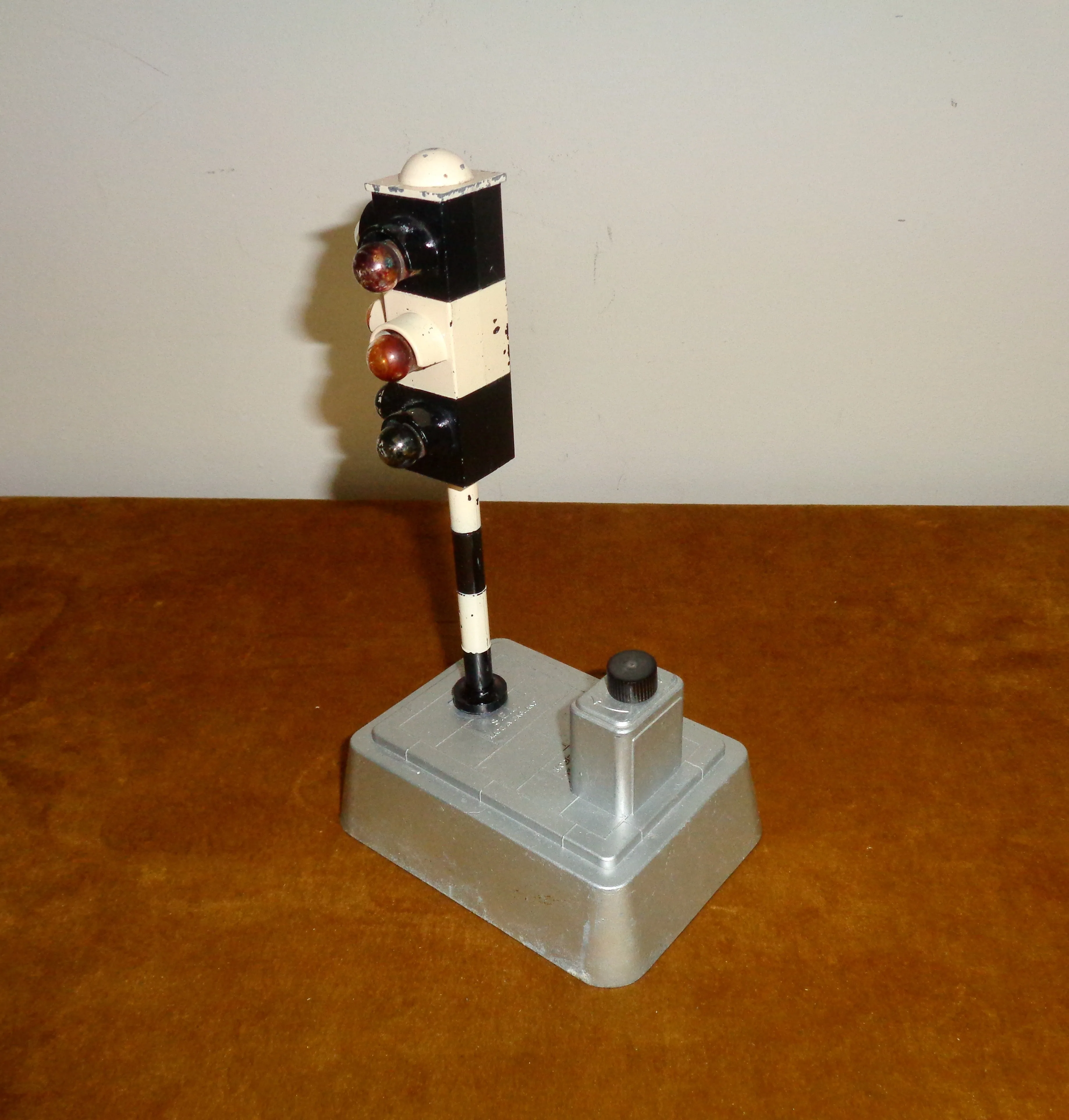 1950s British SEL Metal Battery Operated Traffic Light Toy Model 725 In Its Original Box
