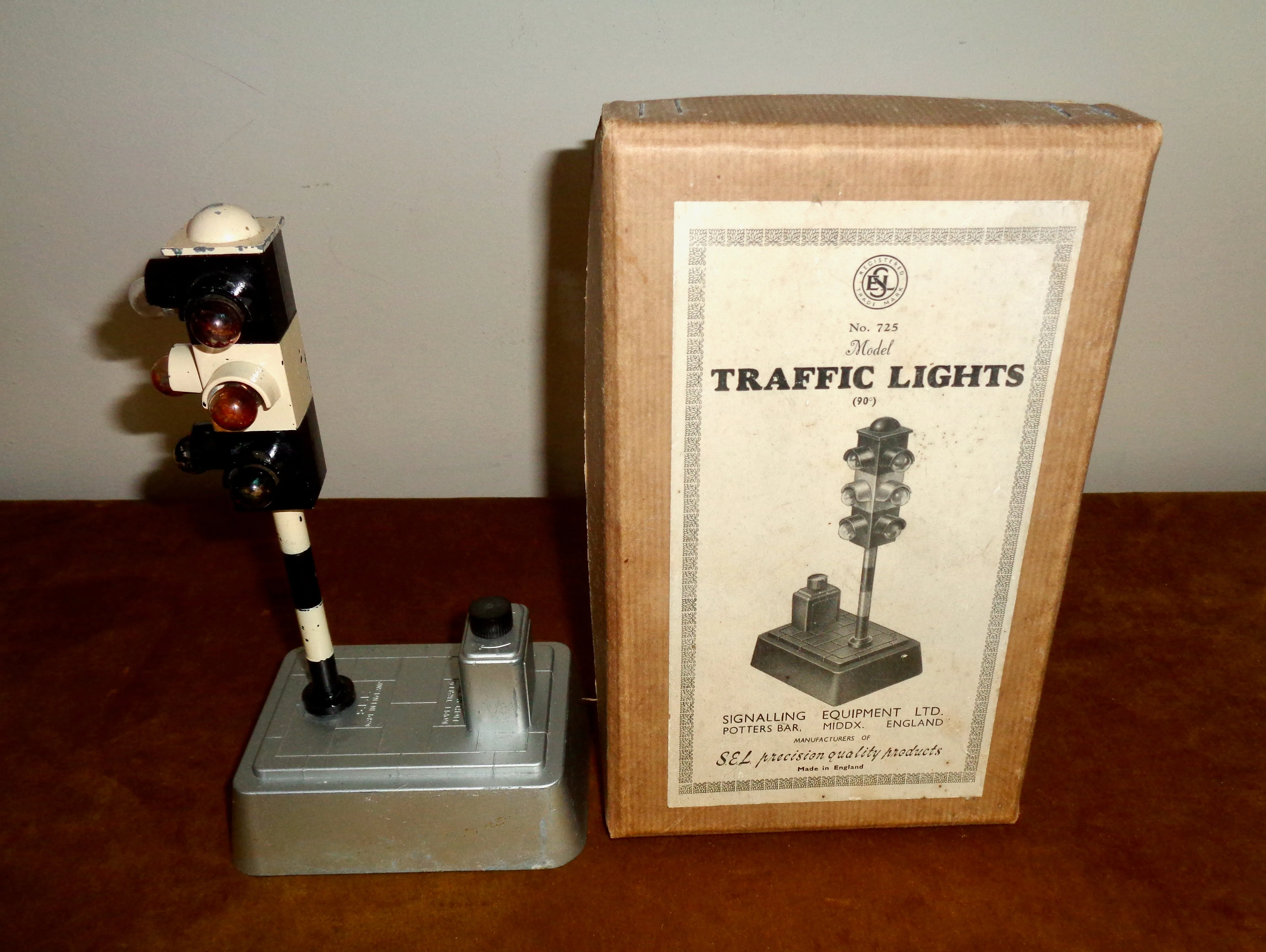 1950s British SEL Metal Battery Operated Traffic Light Toy Model 725 In Its Original Box