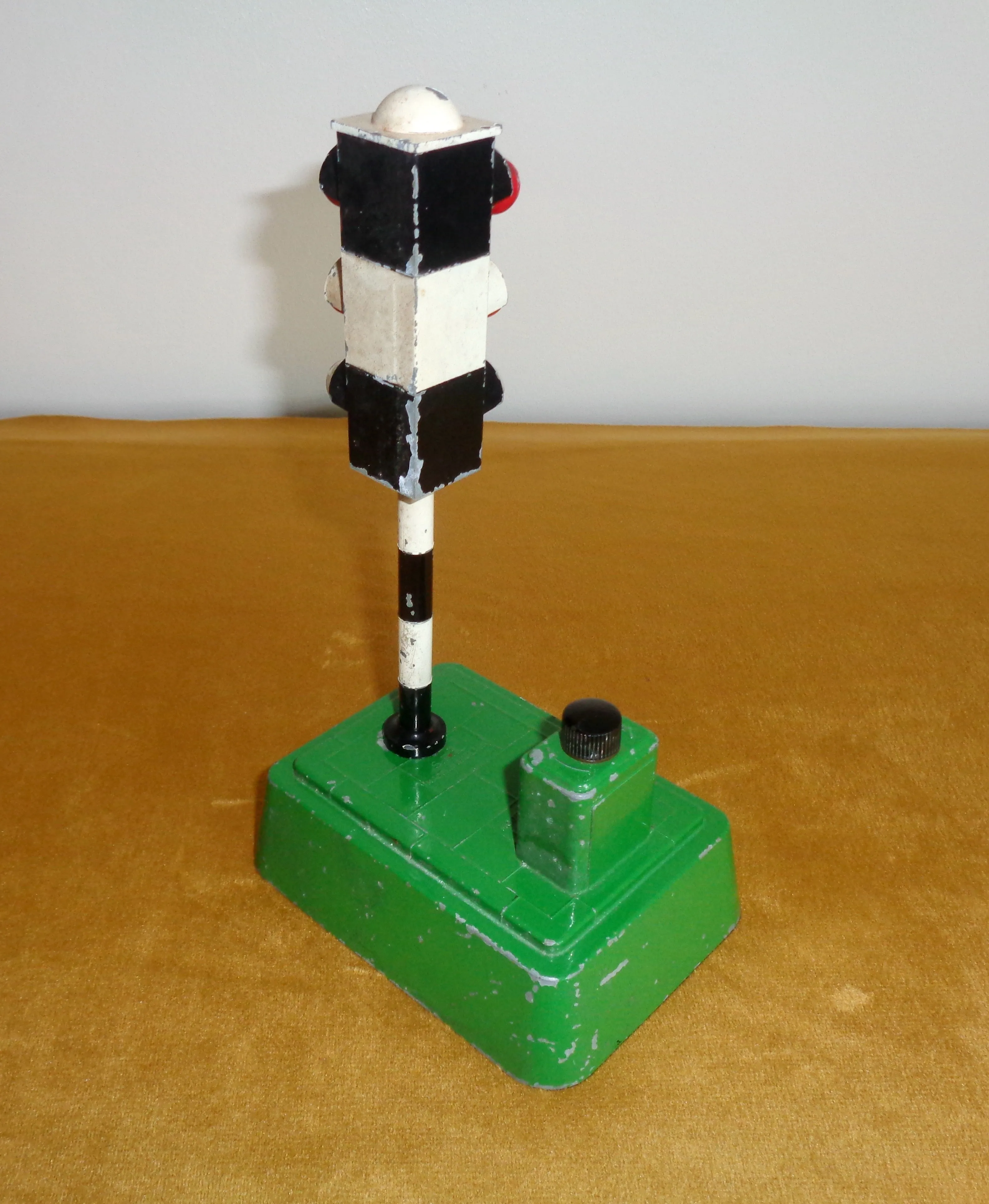 1950s British SEL Metal Battery Operated Traffic Light Toy Model 725