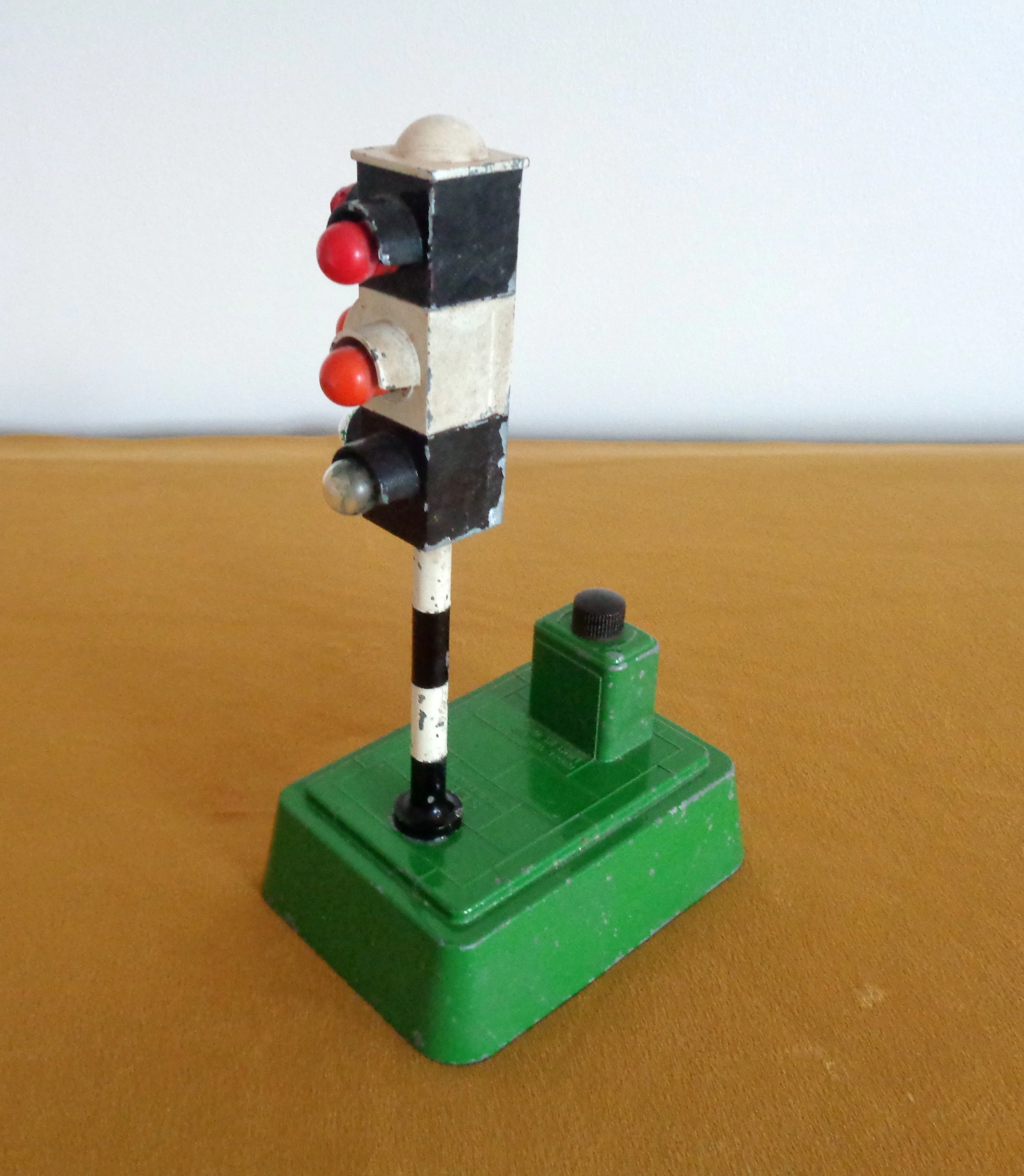1950s British SEL Metal Battery Operated Traffic Light Toy Model 725