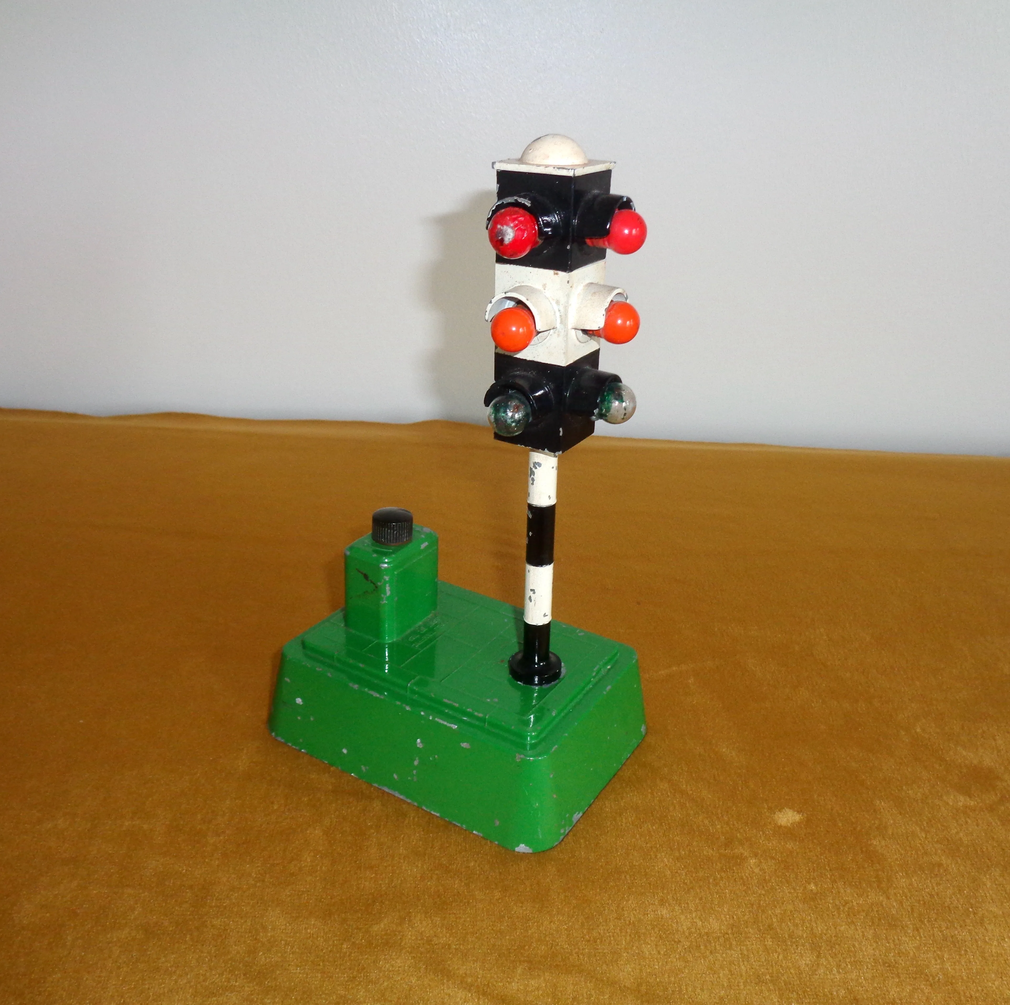 1950s British SEL Metal Battery Operated Traffic Light Toy Model 725