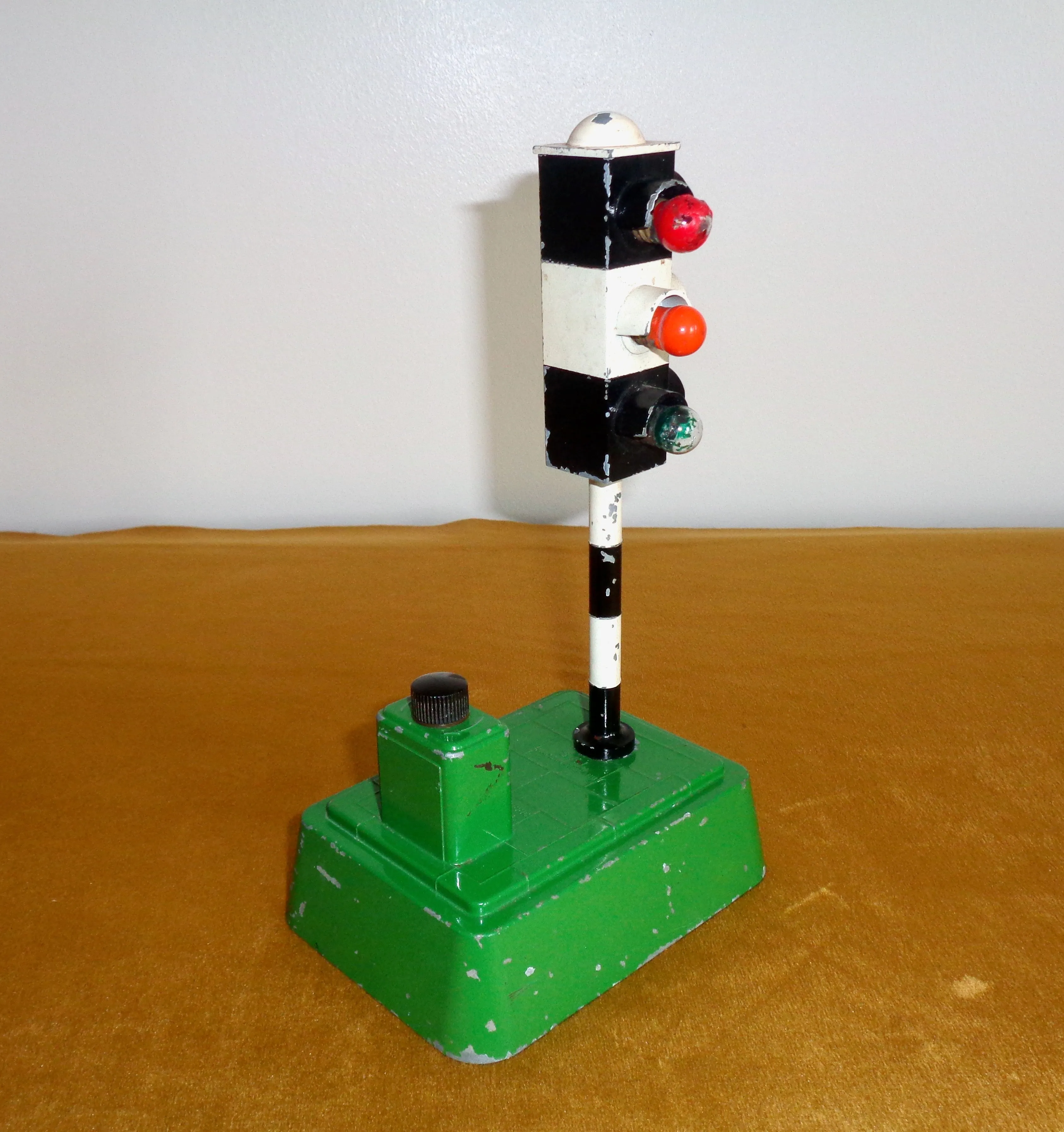 1950s British SEL Metal Battery Operated Traffic Light Toy Model 725
