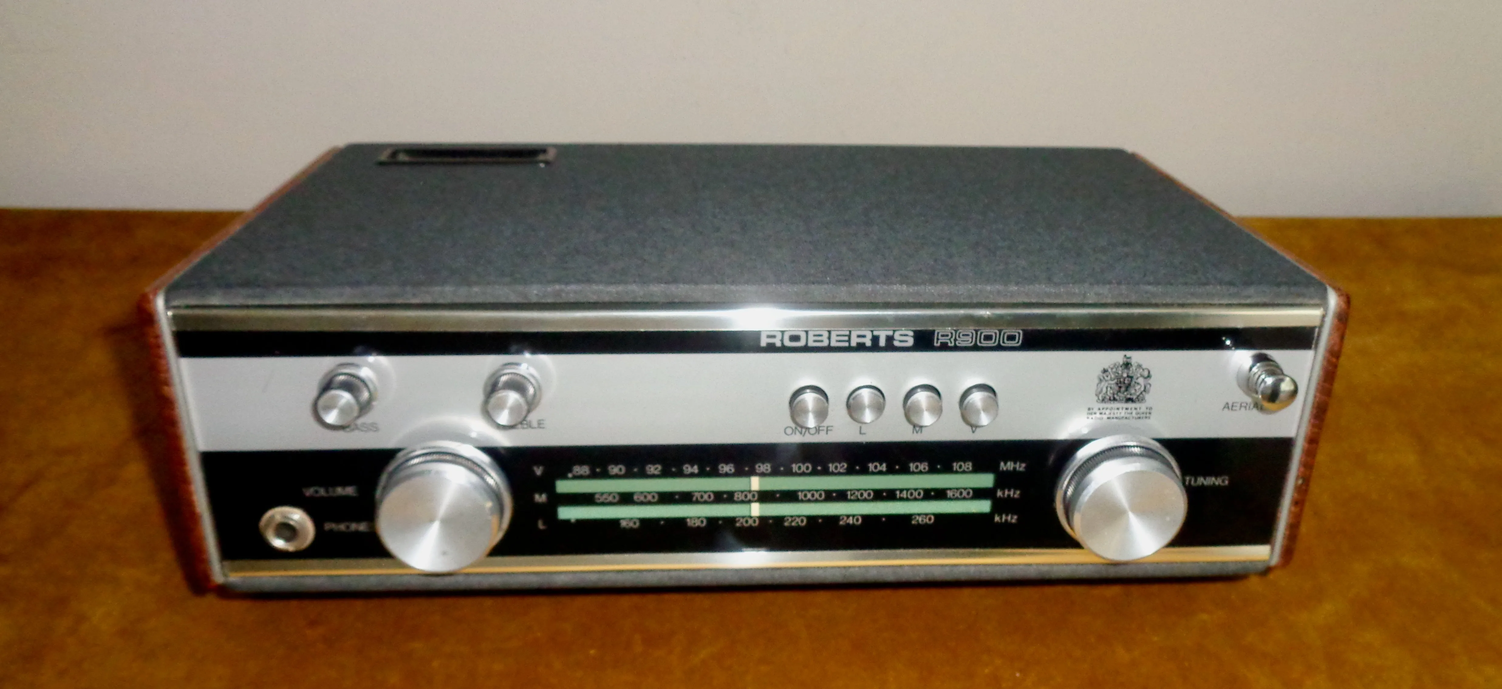 Vintage Roberts R900 MW/LW/FM Dark Grey Portable Transistor Radio