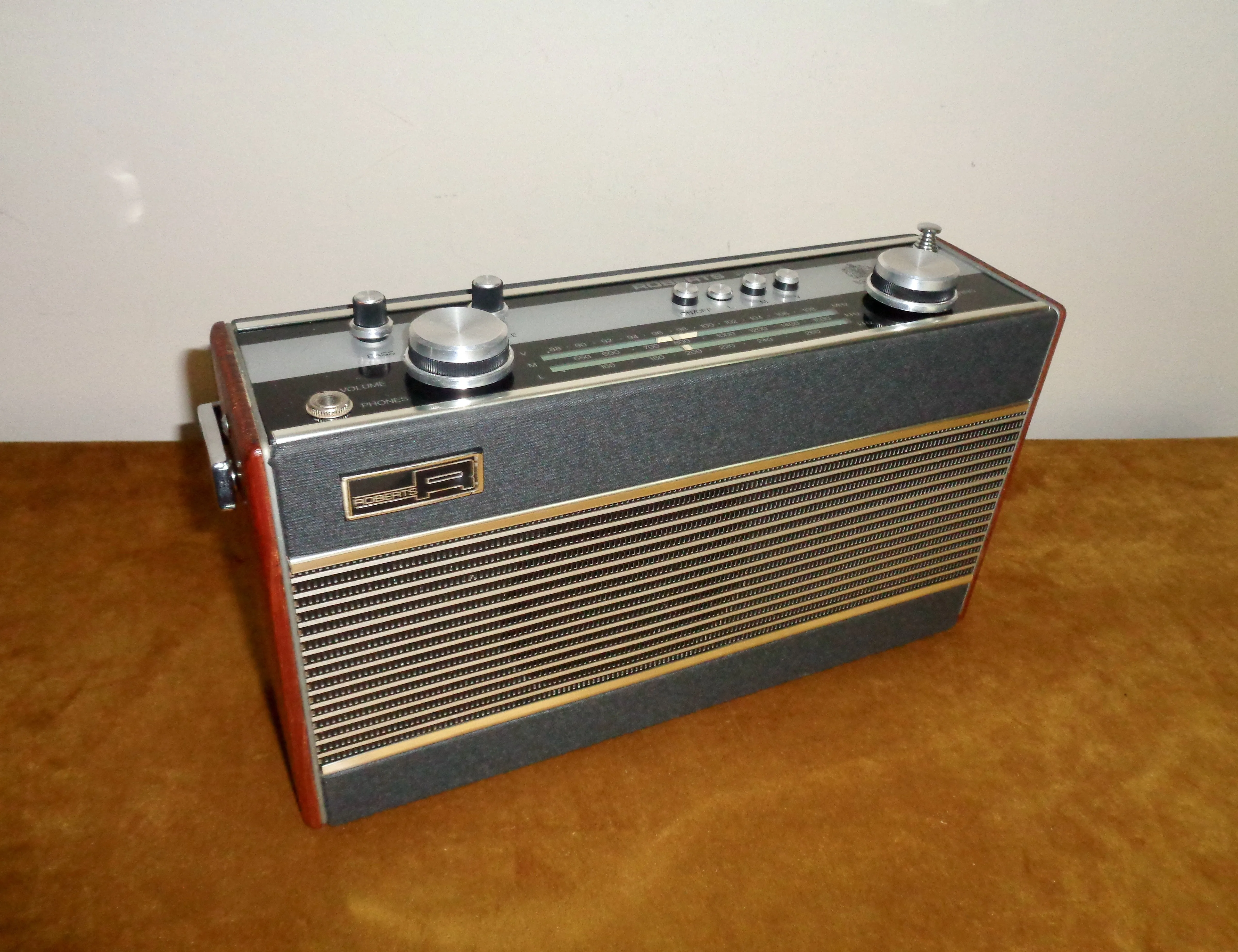 Vintage Roberts R900 MW/LW/FM Dark Grey Portable Transistor Radio