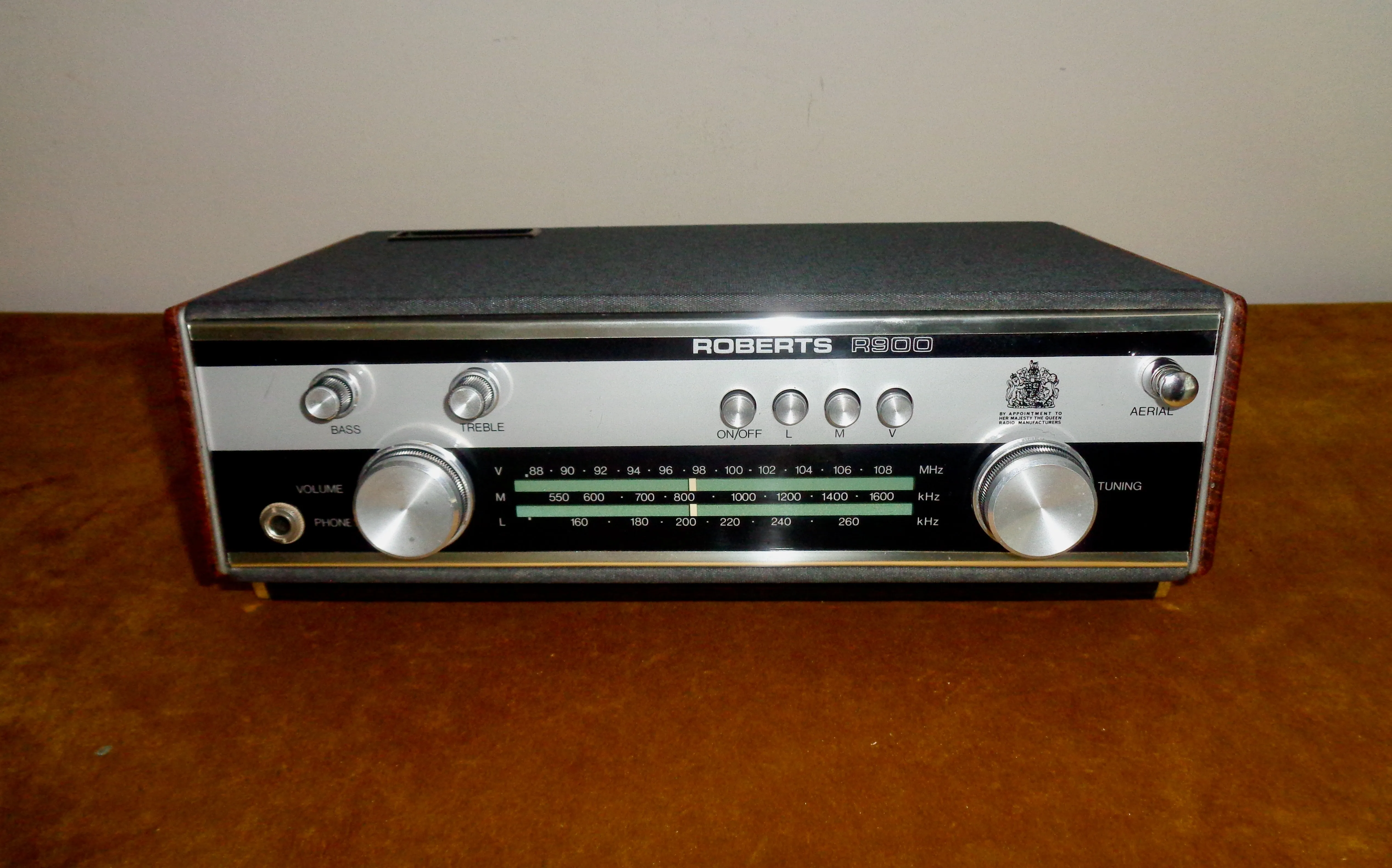 Vintage Roberts R900 MW/LW/FM Dark Grey Portable Transistor Radio